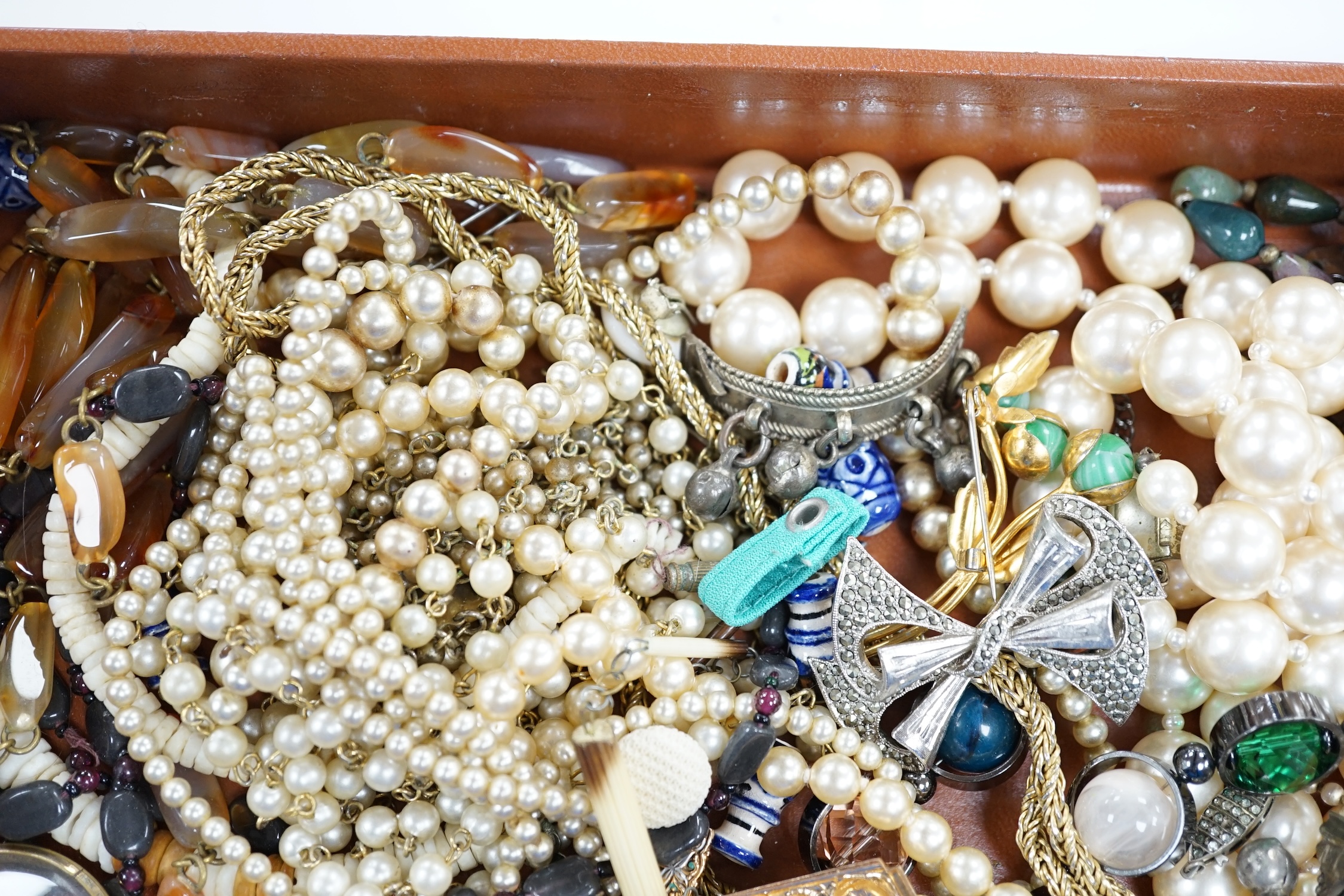 A quantity of assorted costume jewellery, including agate necklace and yellow metal and seed pearl brooch.